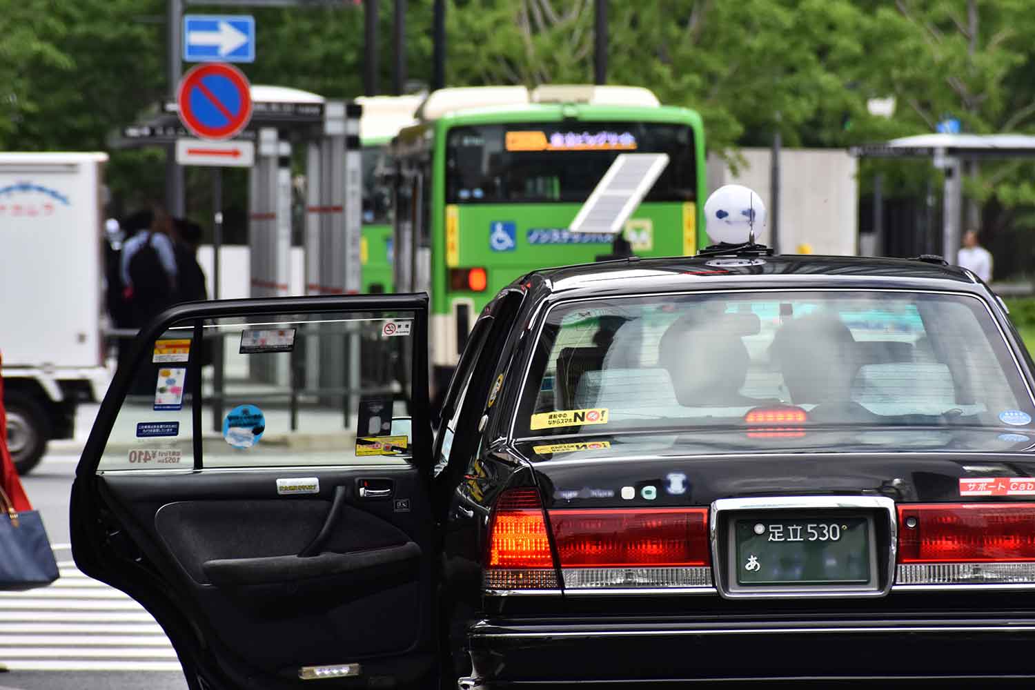 タクシーが乗客を乗せるために路肩に停車している様子