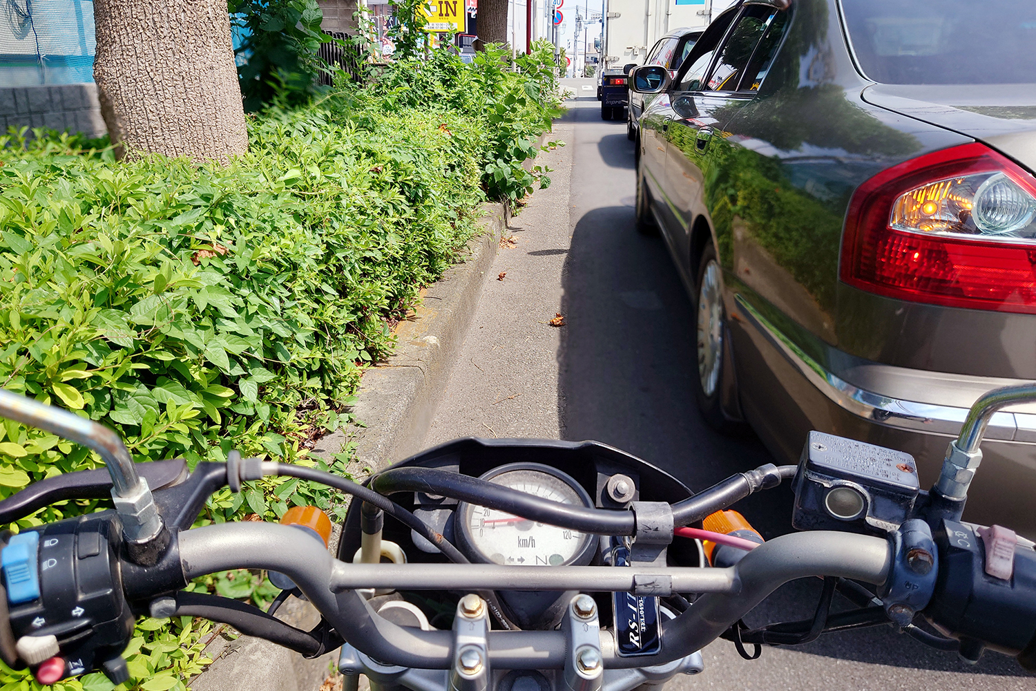 バイクがすり抜けするイメージ 〜 画像1