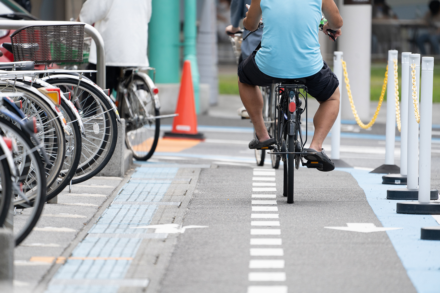 歩道を走る自転車