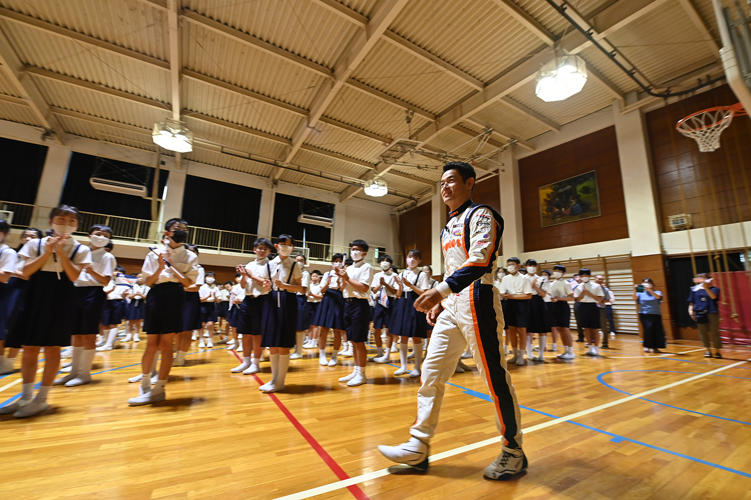 作新学院に訪れる山本尚貴選手