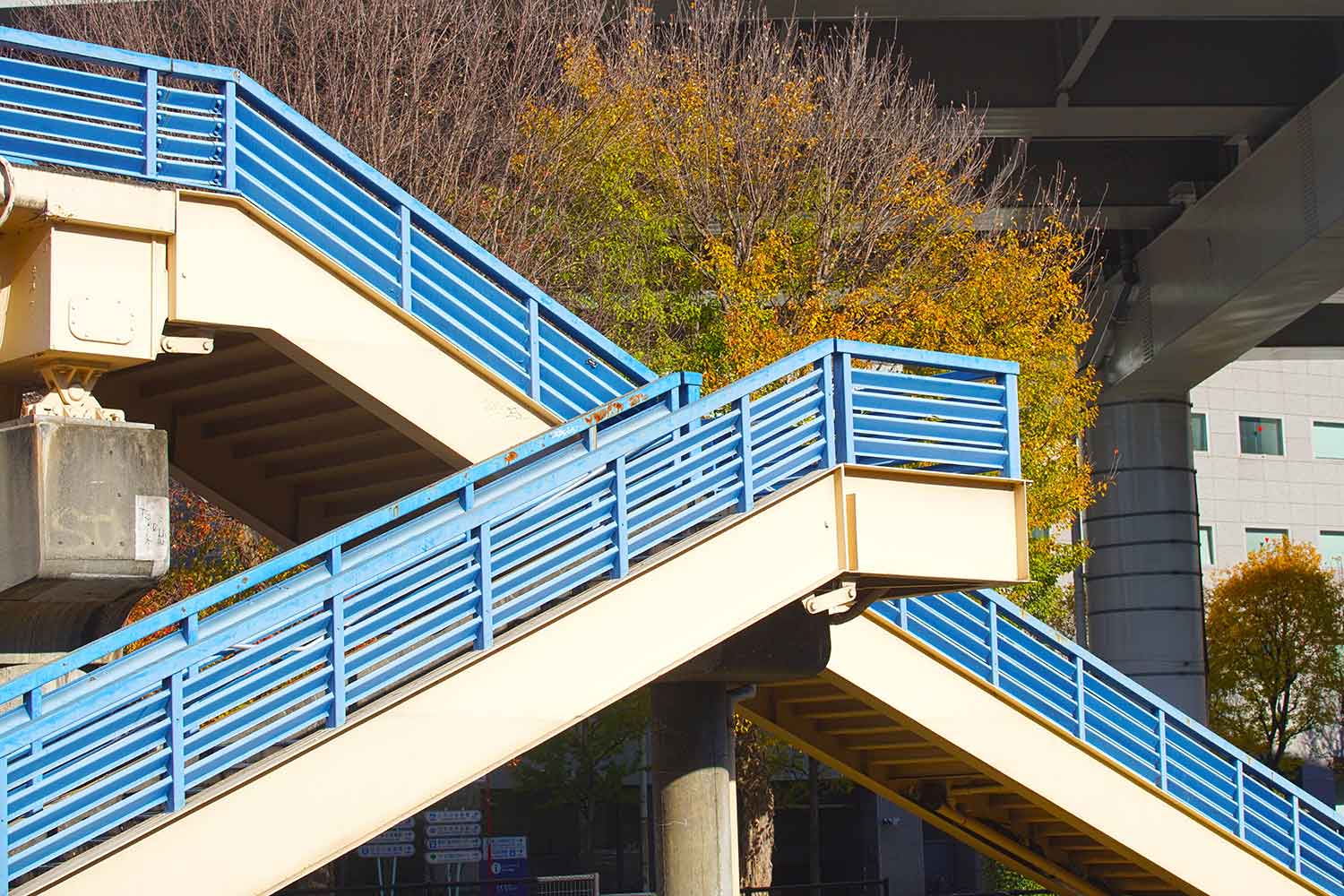 年数を経た歩道橋のイメージ 〜 画像3