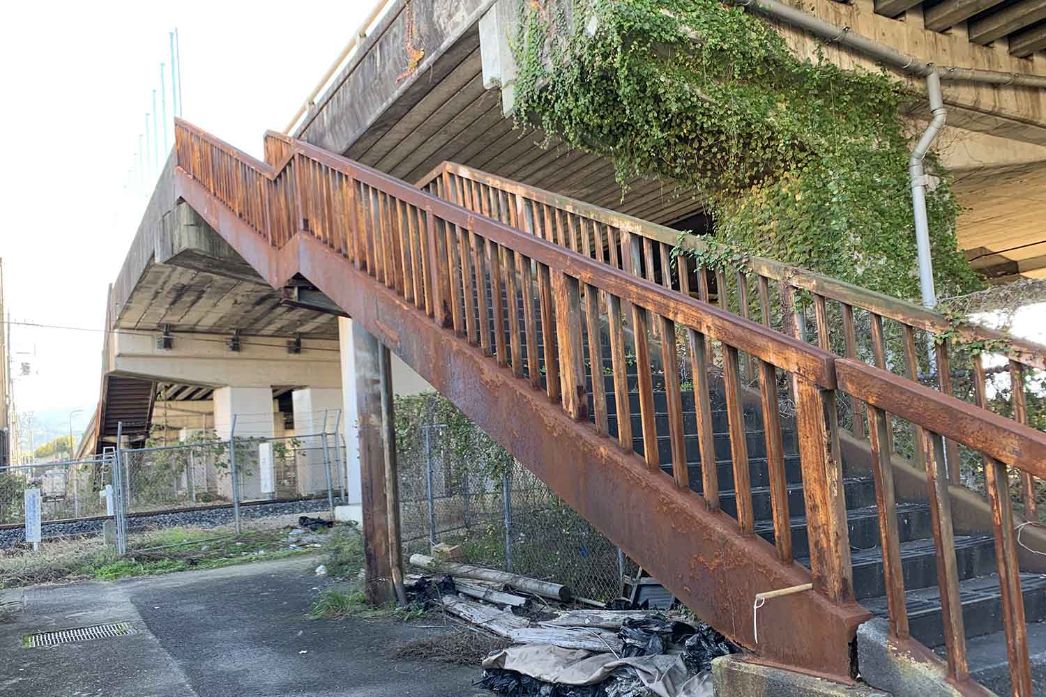 老朽化で錆びた歩道橋 〜 画像4