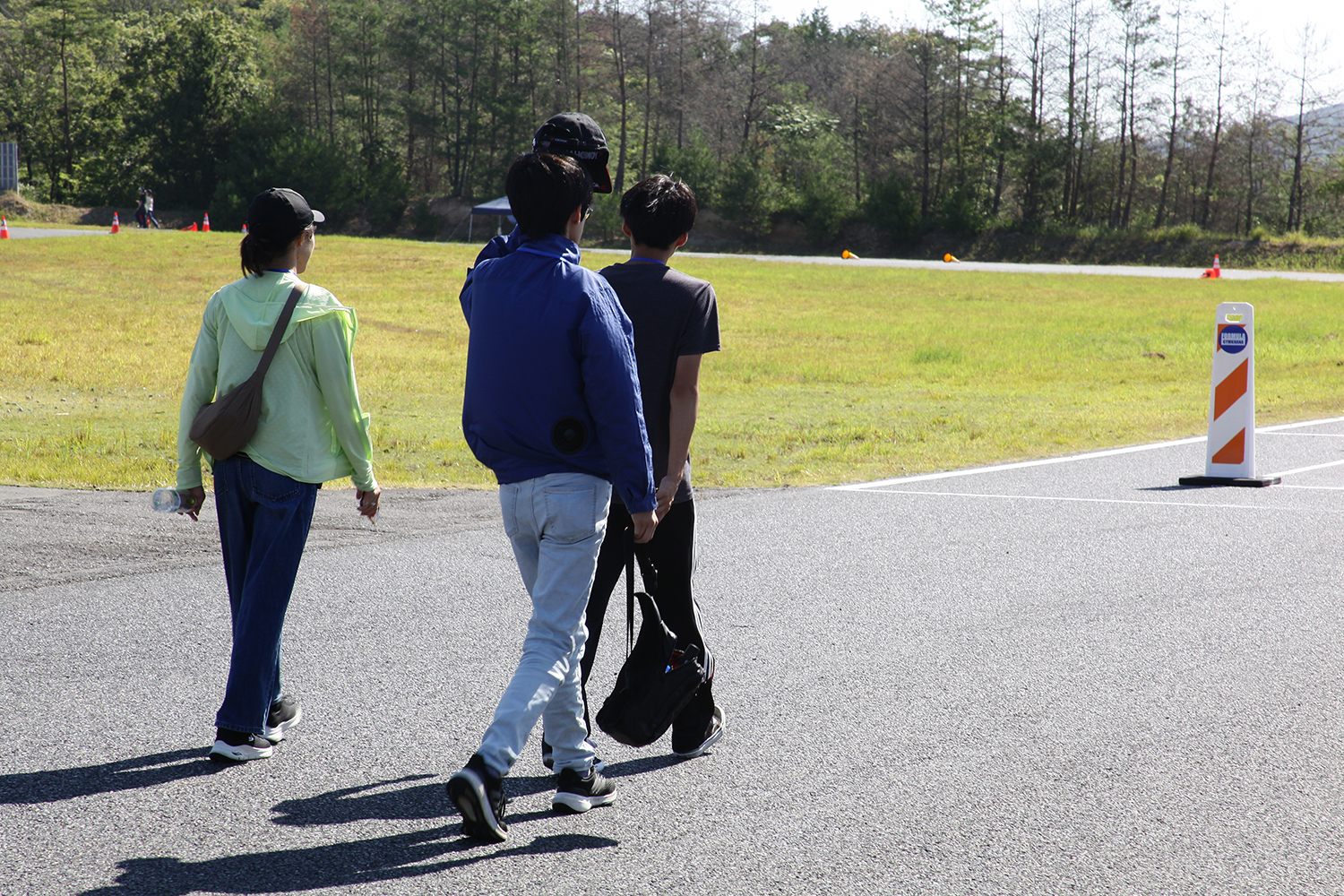 コースの完熟歩行を行う学生たち