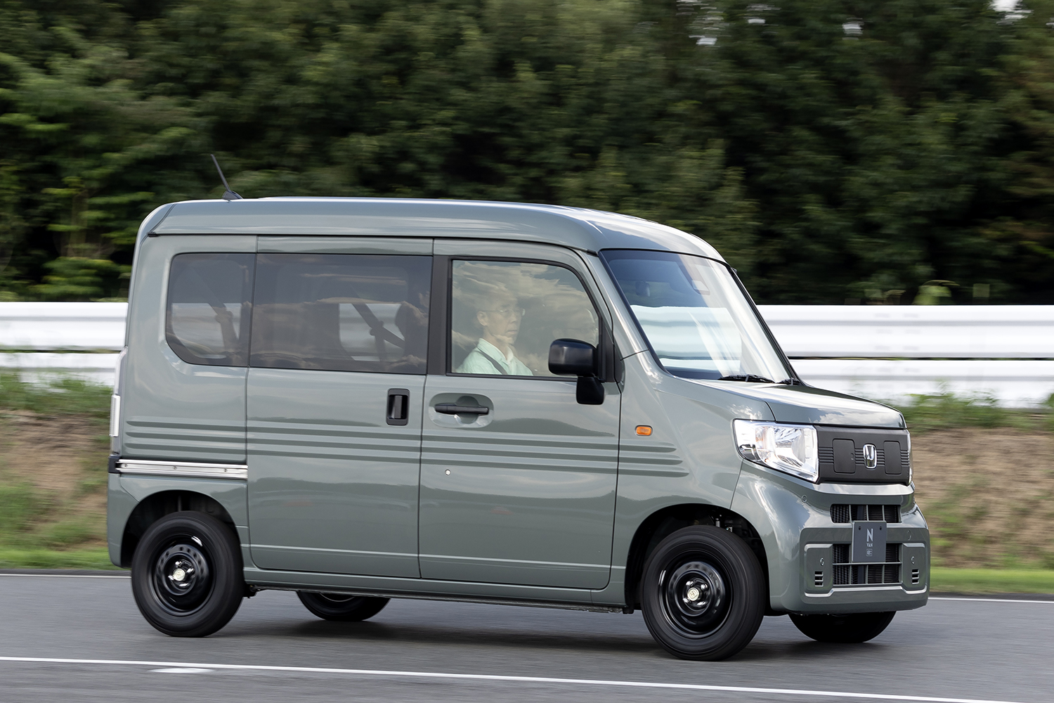 ホンダN-VAN e:の走行シーン