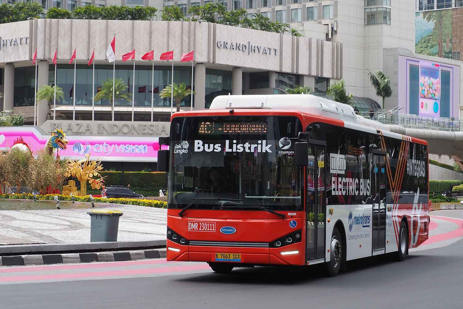 ジャカルタ市内を走るBEVバスの様子 〜 画像2