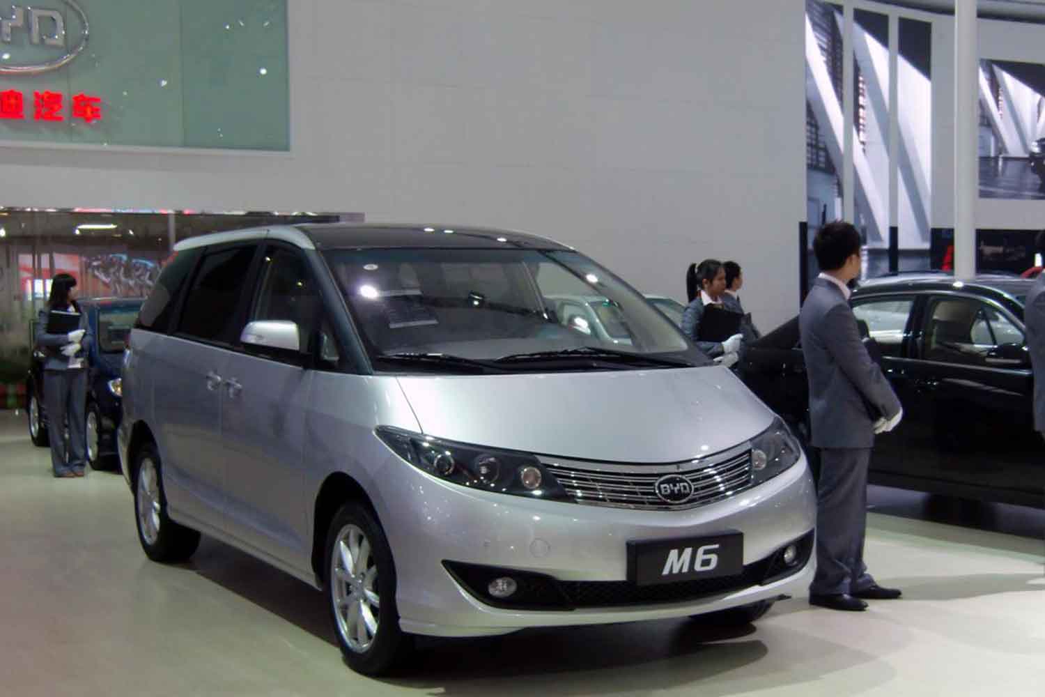 BYD・M6の展示車両のフロント 〜 画像2