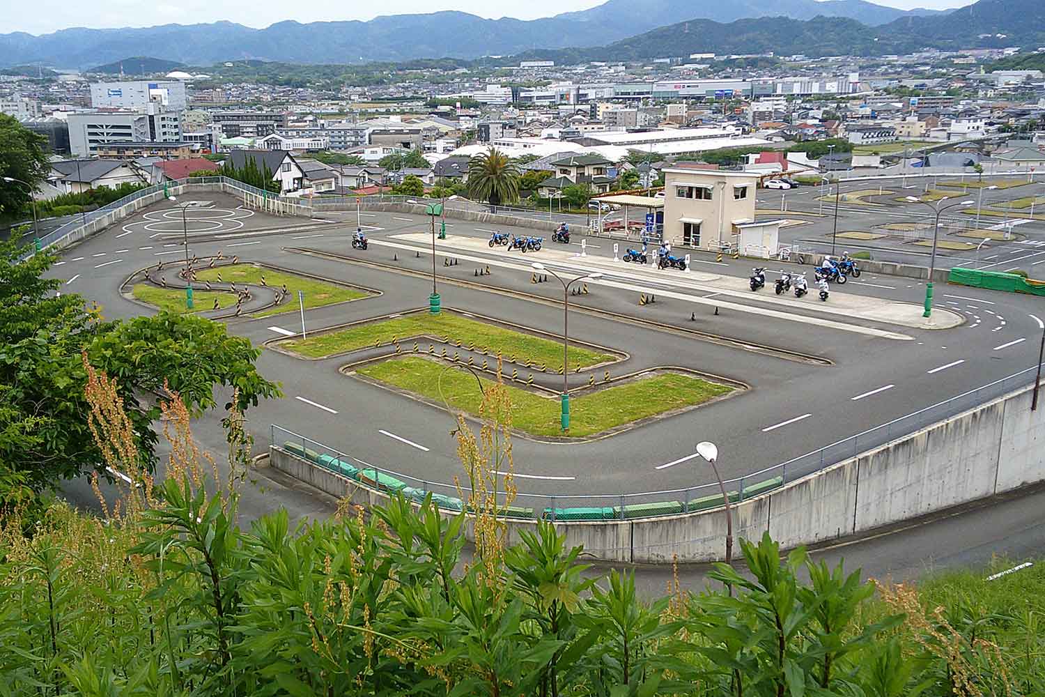 自動車教習所の外観