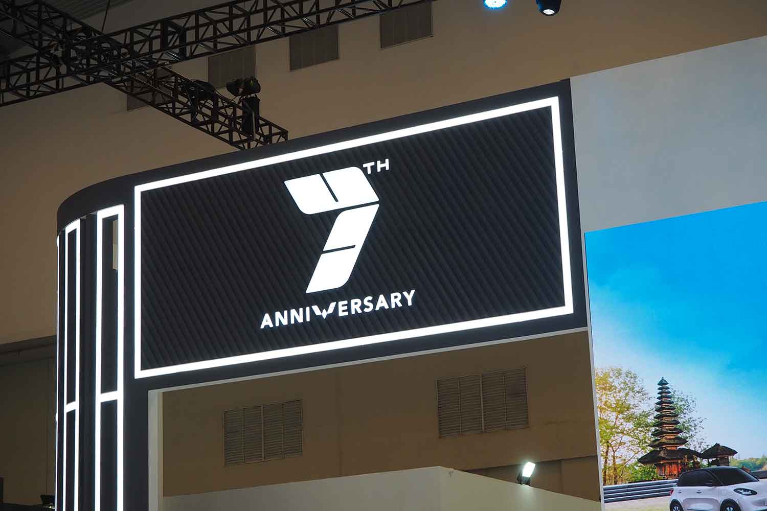 GIIAS2024のウーリンブースに掲げられていた「7周年」を祝う掲示 〜 画像2