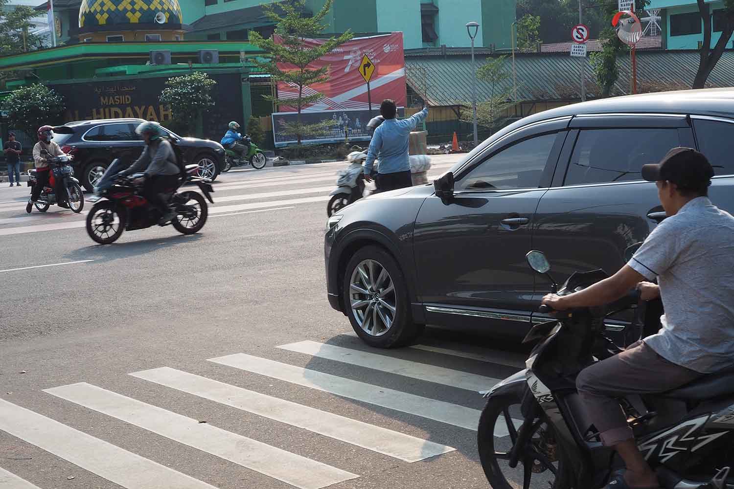 交差点でクルマやバイクを誘導している様子