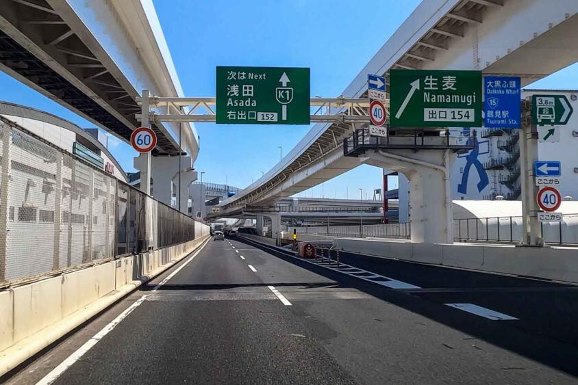 前が空いてるのに右側車線からどかないクルマ問題！　「右車線」が「追い越し車線じゃない」都市高速などでは問題がない行為なのか？