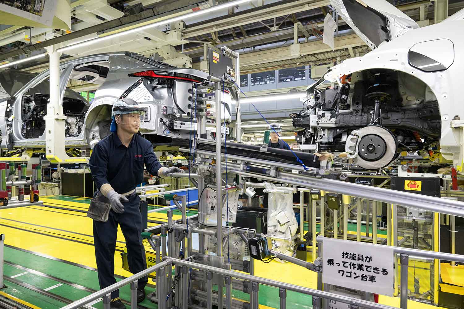 自動車工場の生産ラインの様子 〜 画像4