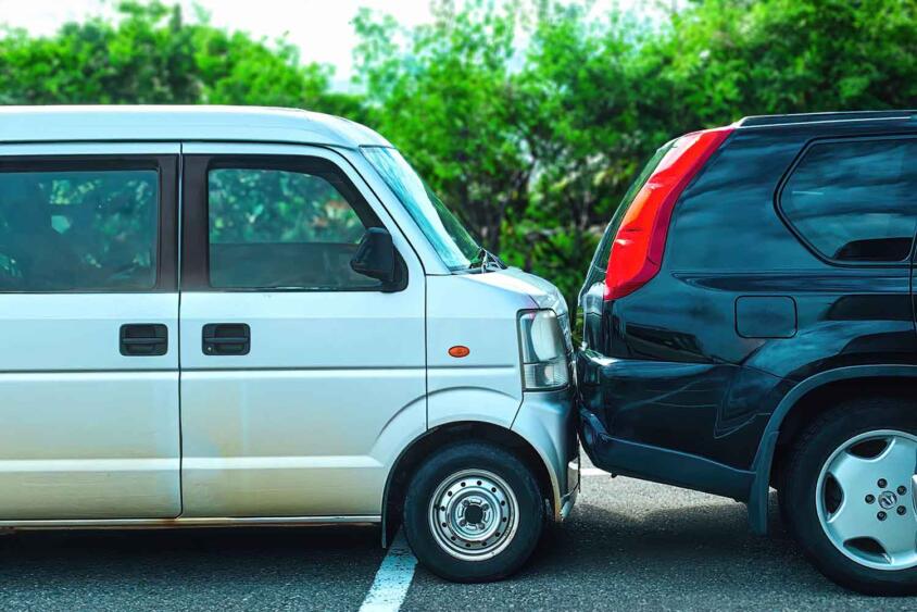 駐停車禁止場所に路駐しているクルマにぶつかった！　それでも基本「ぶつけた側が悪い」のが現実だった