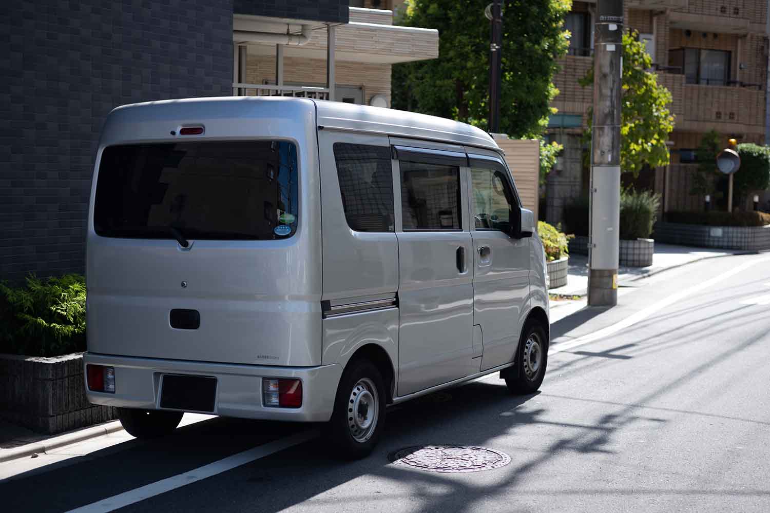 軽バンが路上駐車している様子 〜 画像4