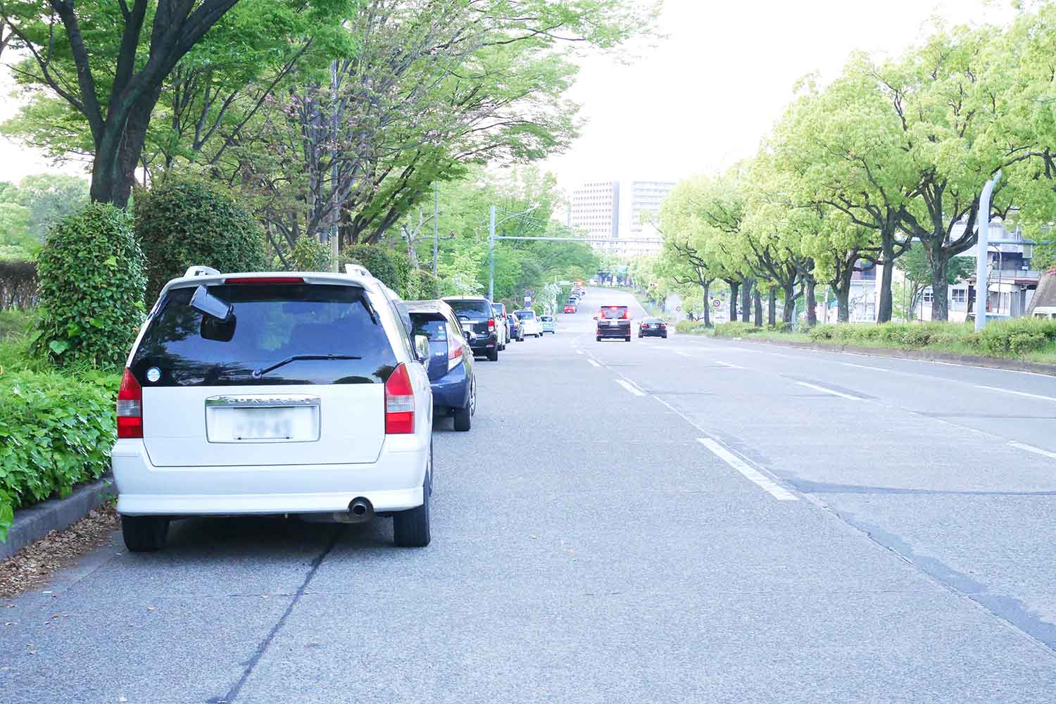 路肩に路上駐車している複数台のクルマ 〜 画像5