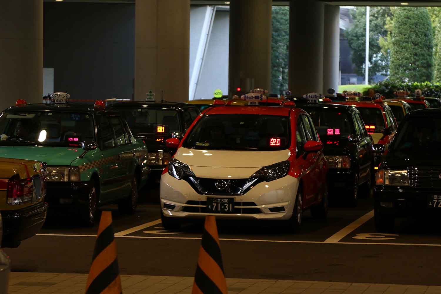 タクシーが複数台停車している様子 〜 画像5