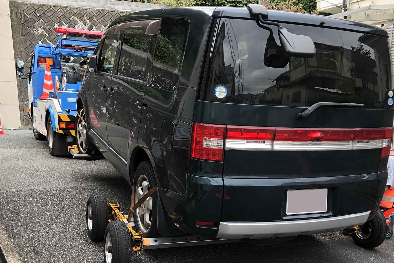 レッカー移動している故障車