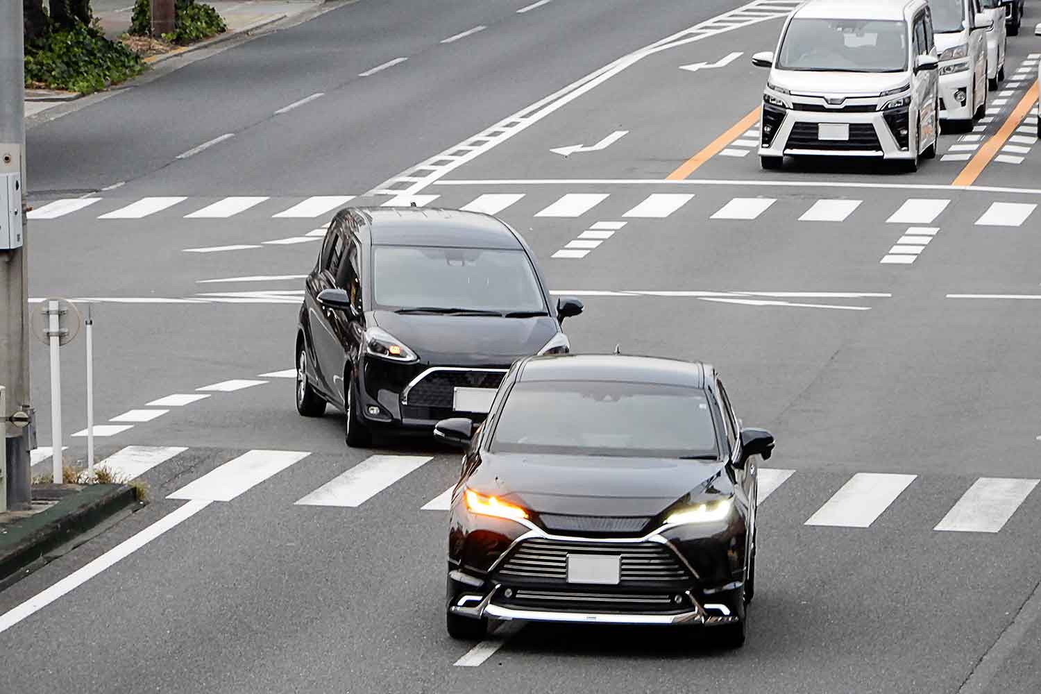 転回して反対車線に入ったクルマのイメージ