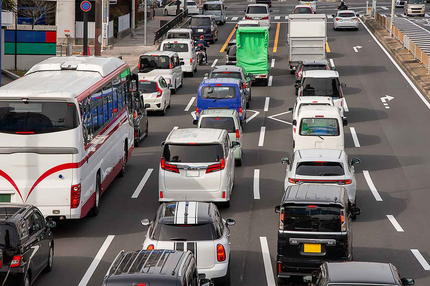 交通量の多い幹線道路のイメージ