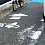 【画像】クルマ乗りもだけど自転車乗りもルールの把握を！　クルマの左折時は左に寄せて「自転車専用通行帯」に入ってもOKだった 〜 画像4