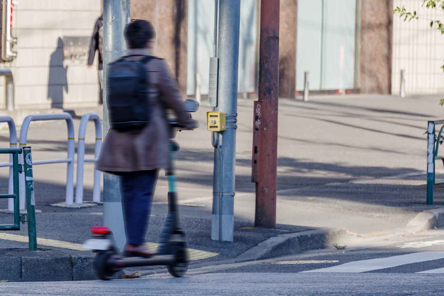 車道を走る電動キックボードの様子