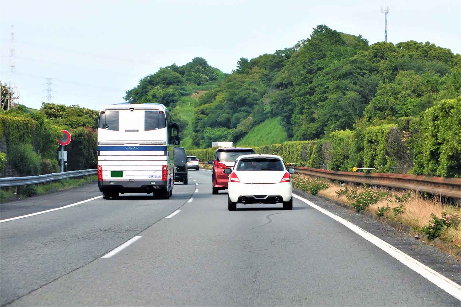 高速道路を走る観光バスの様子