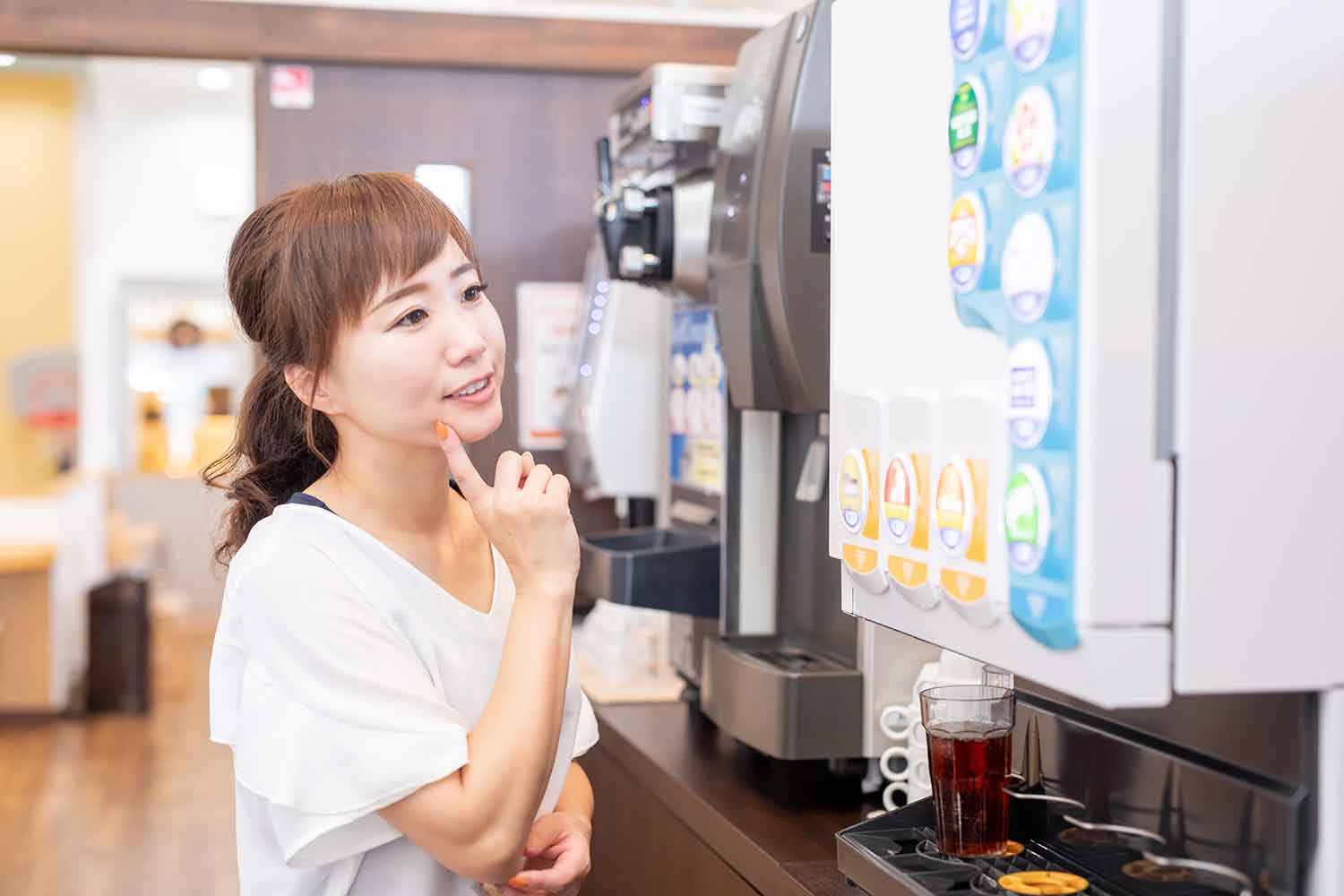 ドリンクバーの前で飲み物を選んでいる様子 〜 画像7