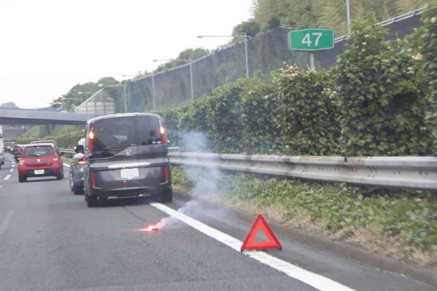 高速道路の中央分離帯付近で停車している様子