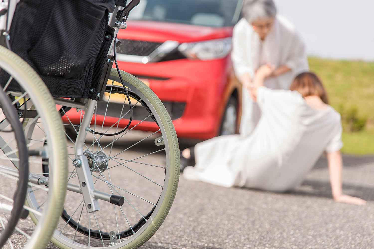 車いすの歩行者と高齢ドライバーの交通事故のイメージ 〜 画像3