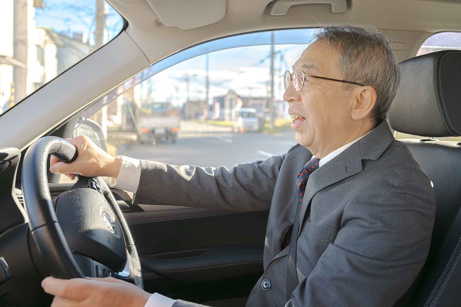 高齢者ドライバーの運転している姿 〜 画像3