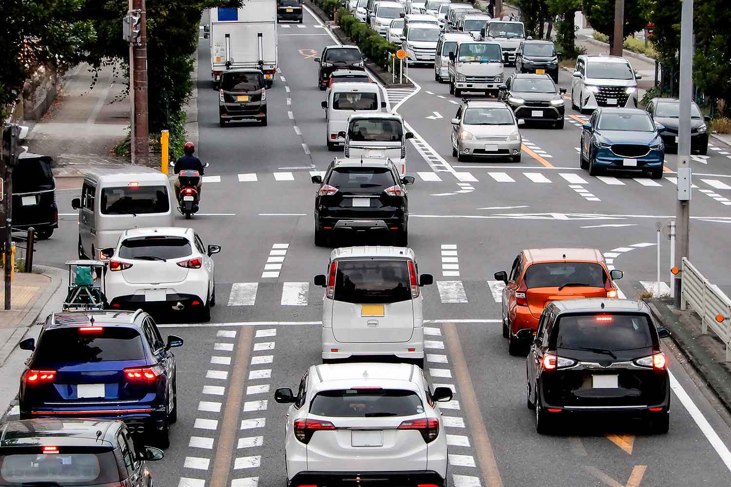 交通量の多い道路の様子