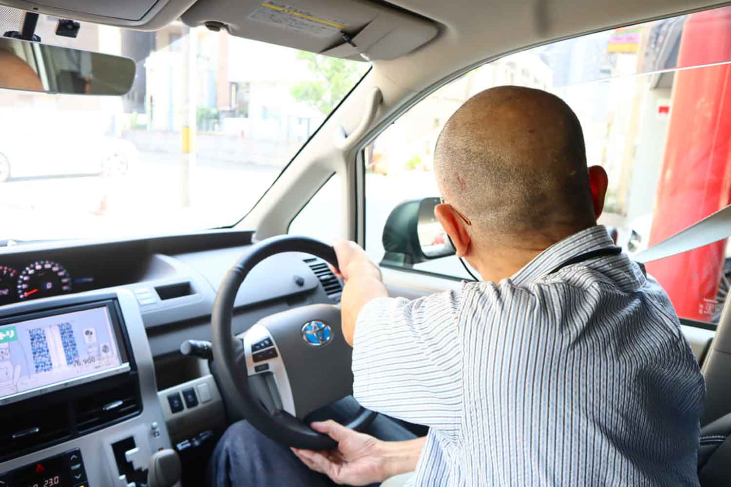 高齢者ドライバーの運転する様子