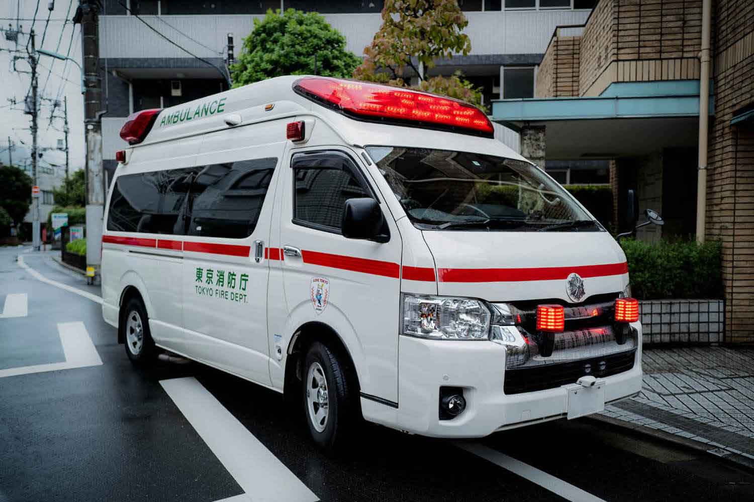 路肩で停車している救急車