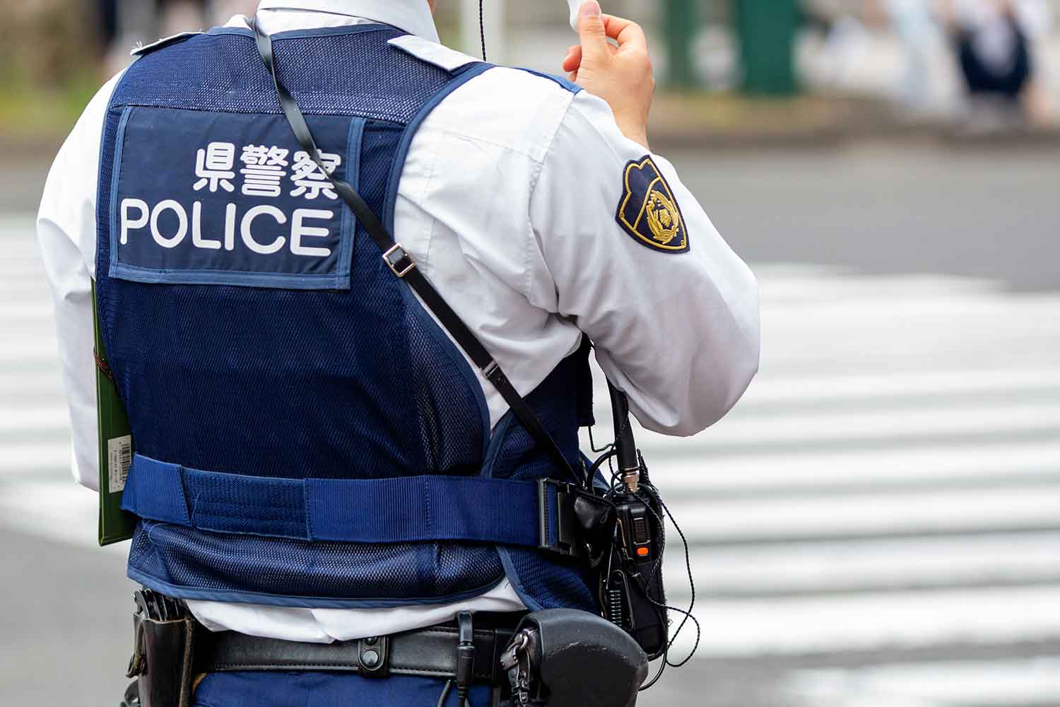 道端に立っている警官 〜 画像1