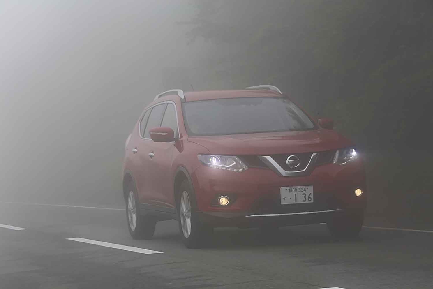 霧のなかを走る日産エクストレイル（3代目）