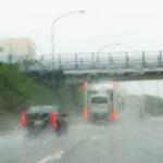 降雨時こそクルマ……の考えを捨てて乗らない選択も！　運転中の豪雨を甘く見るとクルマも命も失う可能性アリ