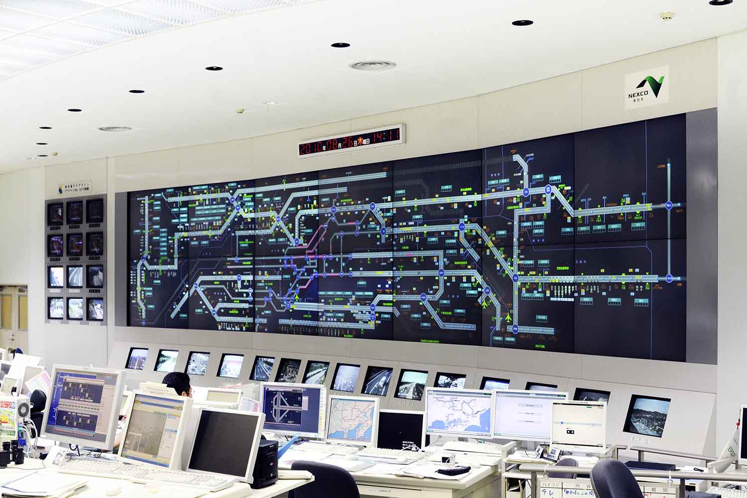 NEXCO東日本の交通管制室の様子