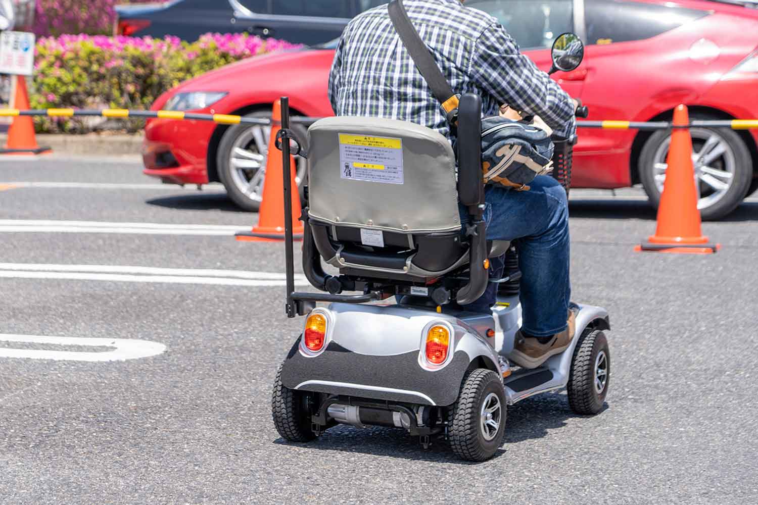 電動車いすに乗って運転している様子