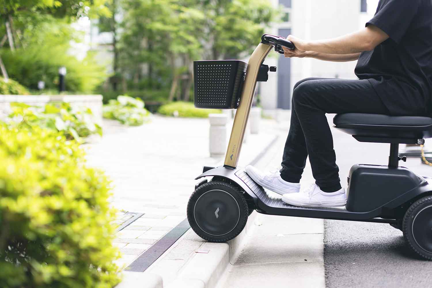 段差を乗り越えようとする電動車いすの様子 〜 画像7