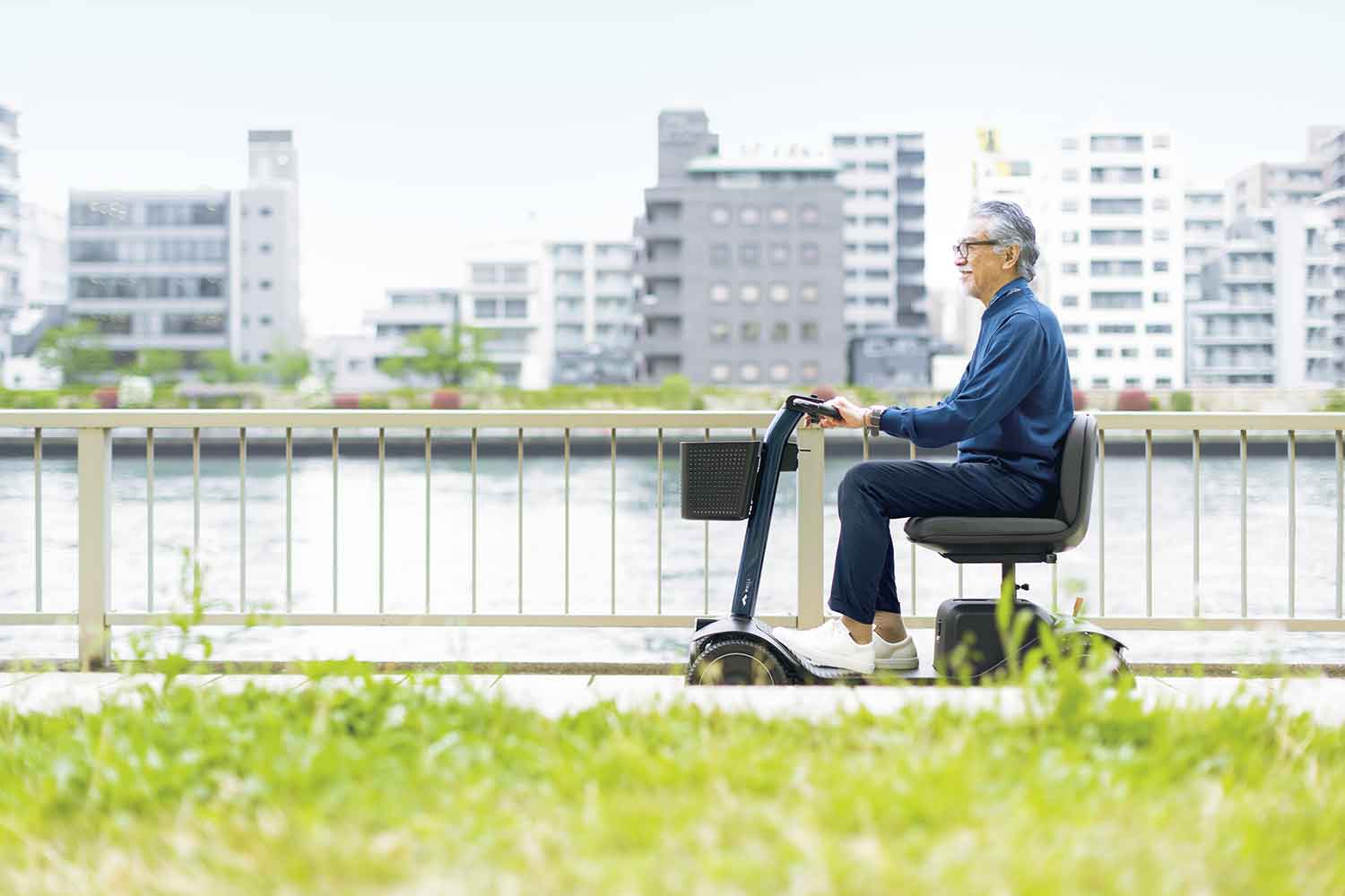 街なかで電動車いすに乗っている様子 〜 画像8