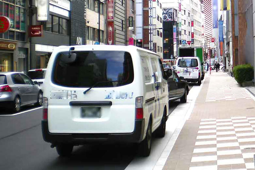 そこかしこで見かける「一方通行」で「右に寄せて」駐停車は原則として違法！　唯一の例外とは？