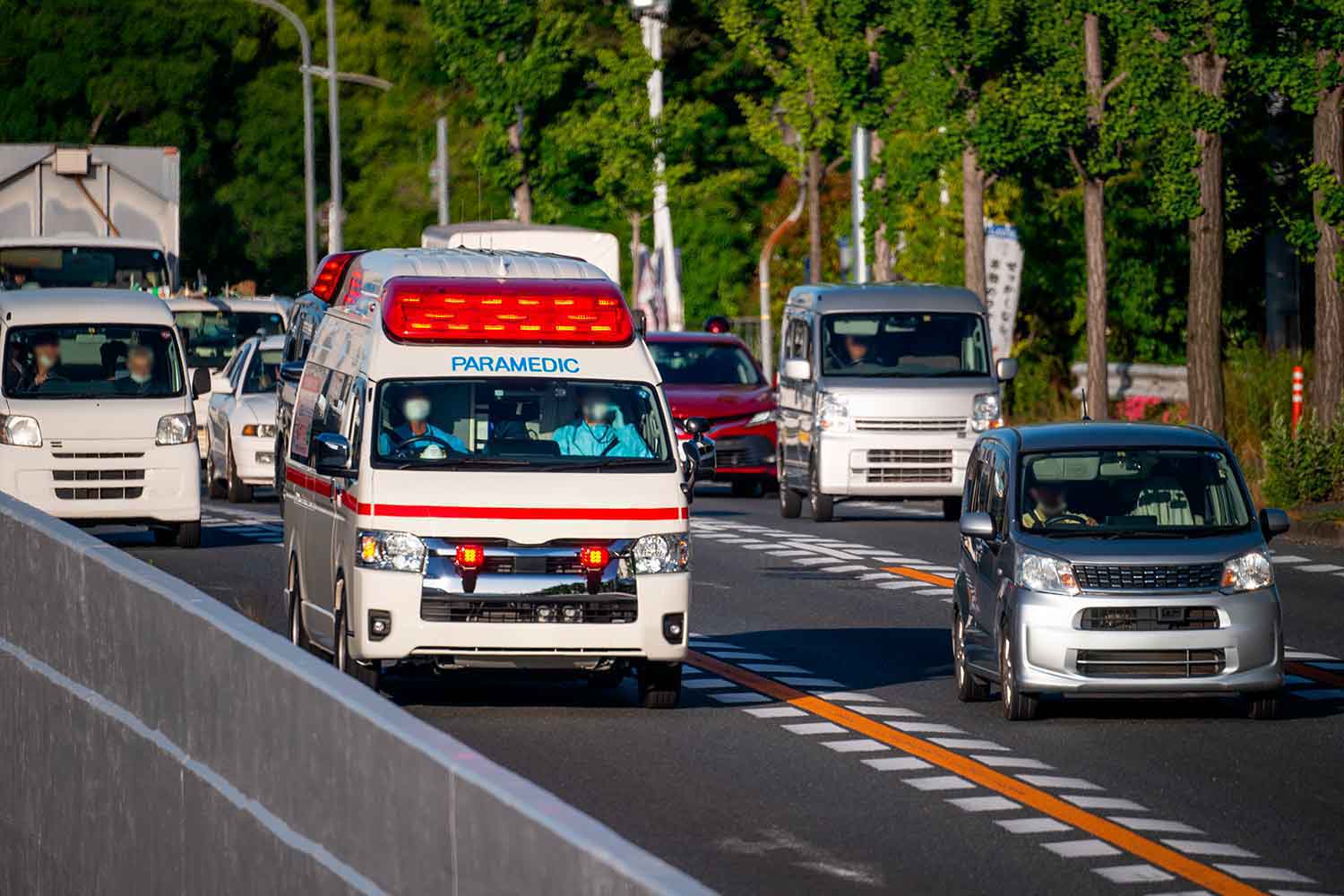 緊急走行している救急車の様子 〜 画像4