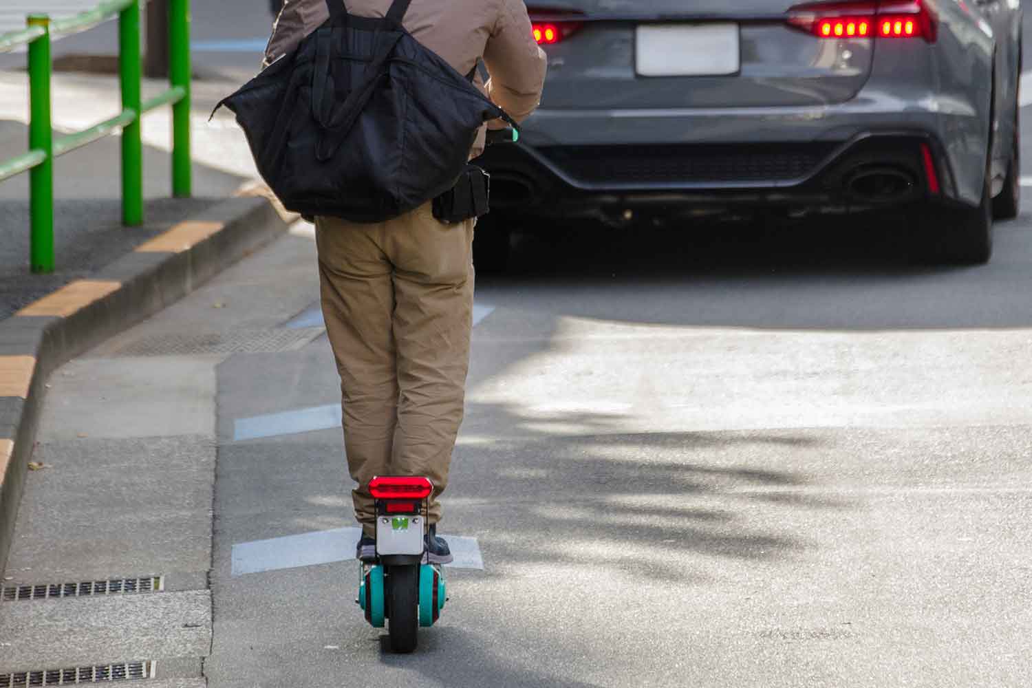 道路上を通行する電動キックボード 〜 画像4