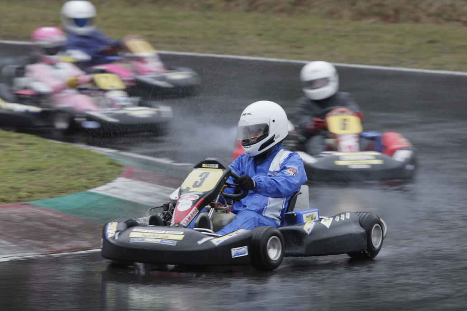 雨のレーシングカートのレース様子