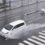 ゲリラ豪雨に雹でヘタしたら愛車はボッコボコ！　上空からの攻撃より「愛車」を守る手段とは