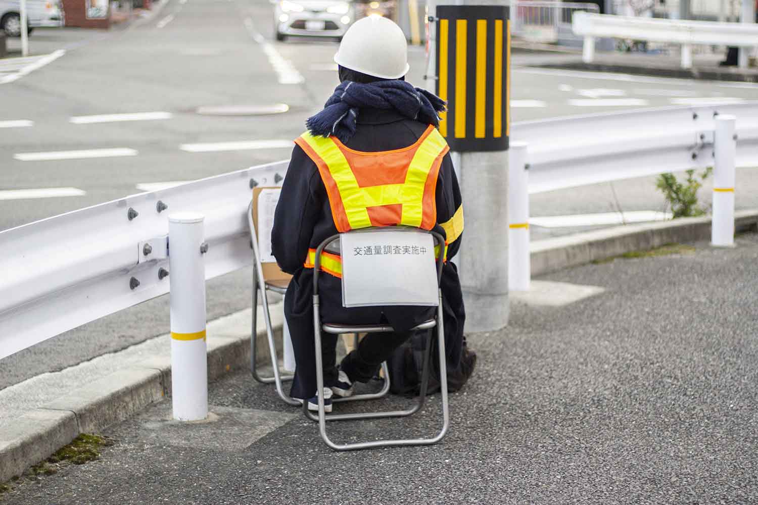 道路交通量を調査している様子