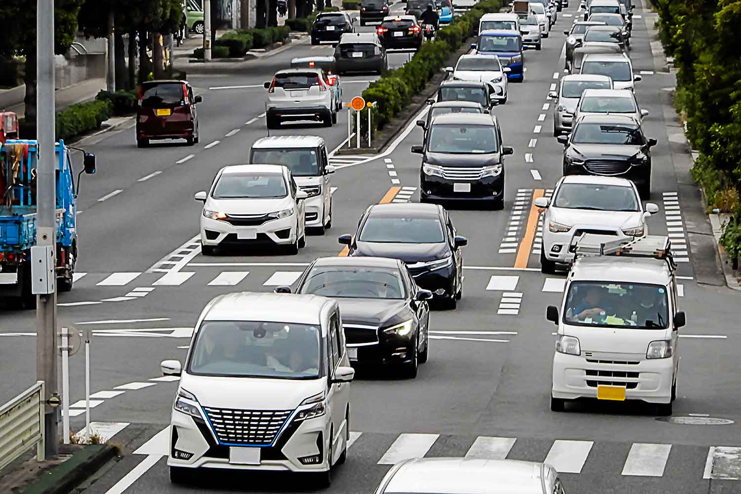 日中の幹線道路の交通状況