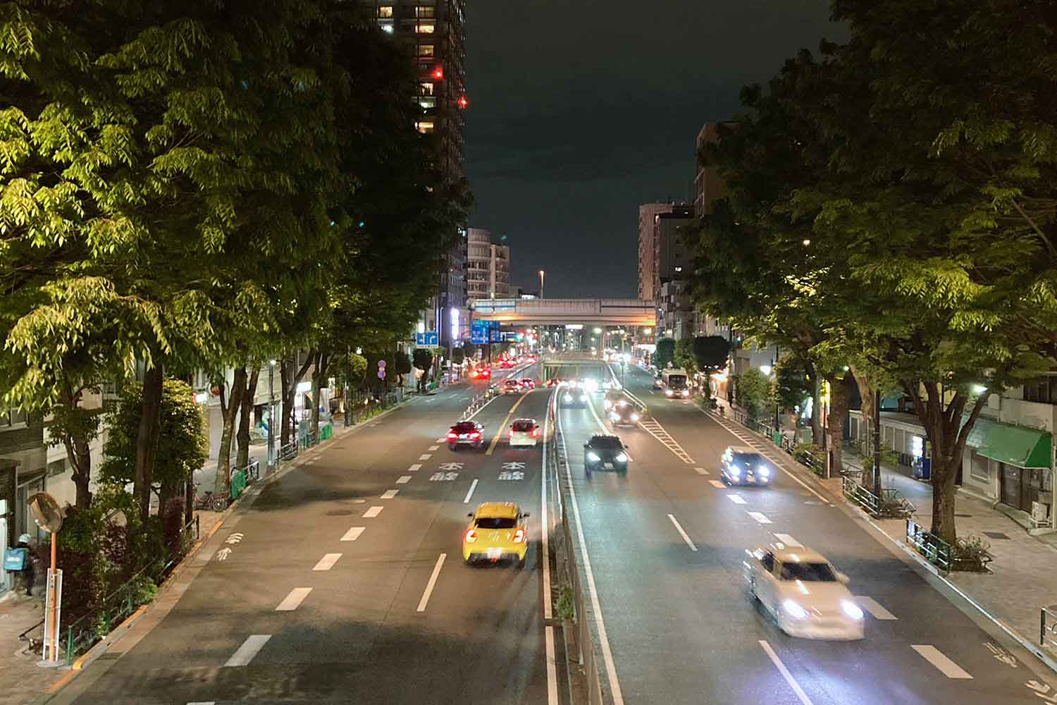 夜間の道路の交通状況