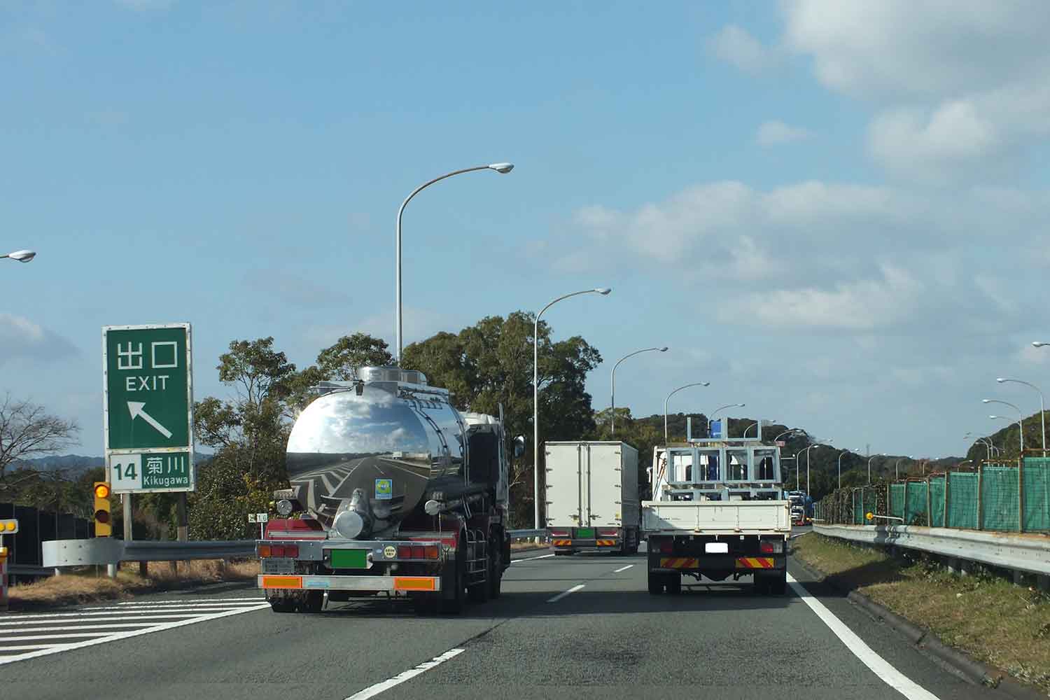 前方に大型トラックが併走している様子 〜 画像6