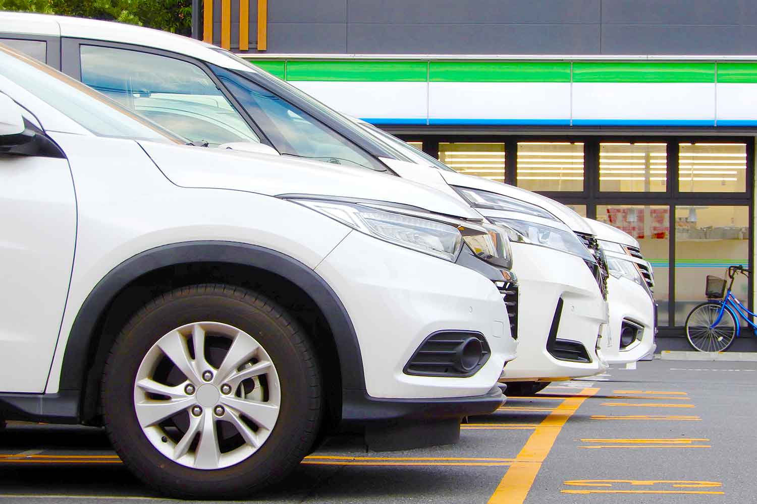 コンビニの駐車場のイメージ 〜 画像4