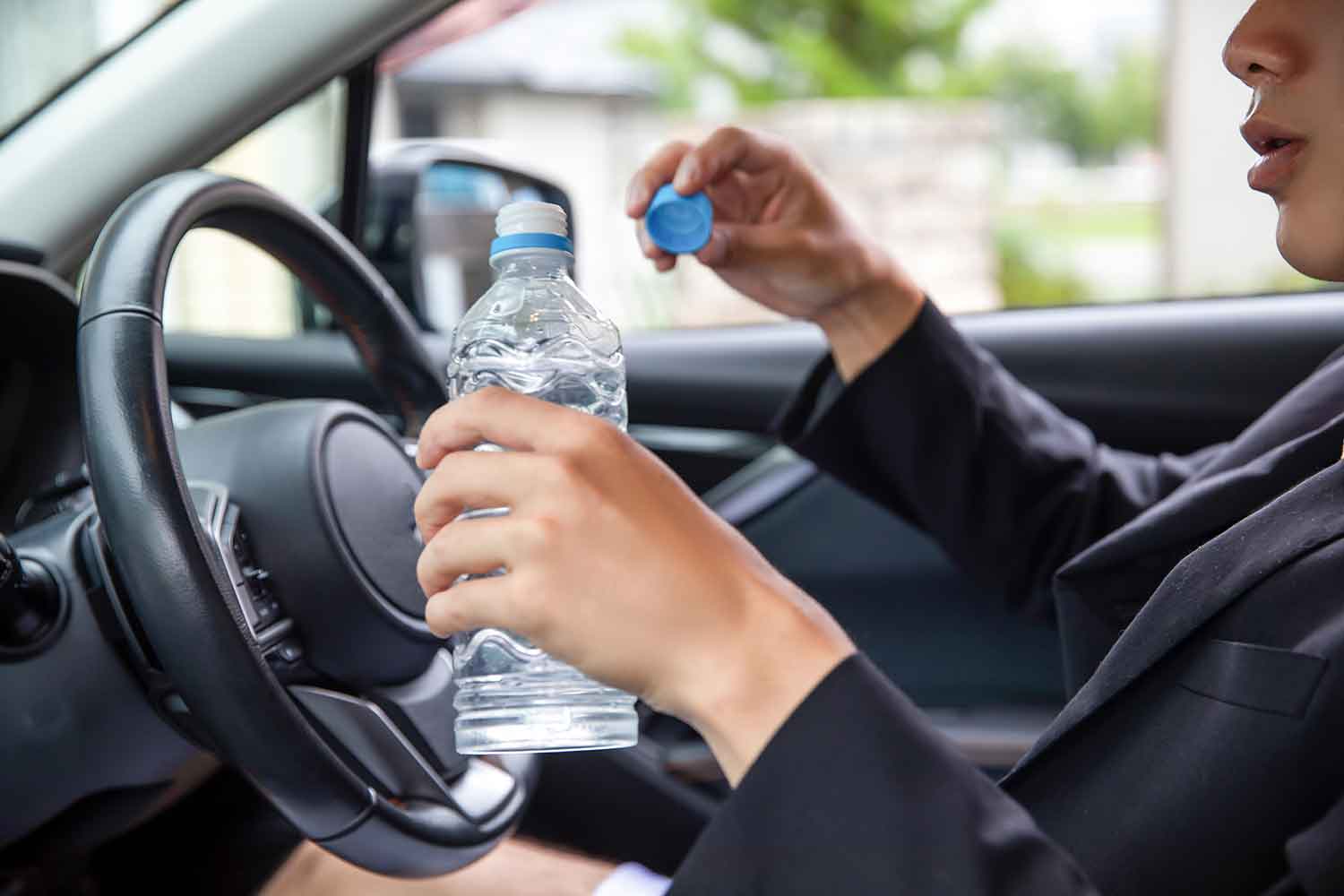 水を飲んで休憩しているドライバーのイメージ